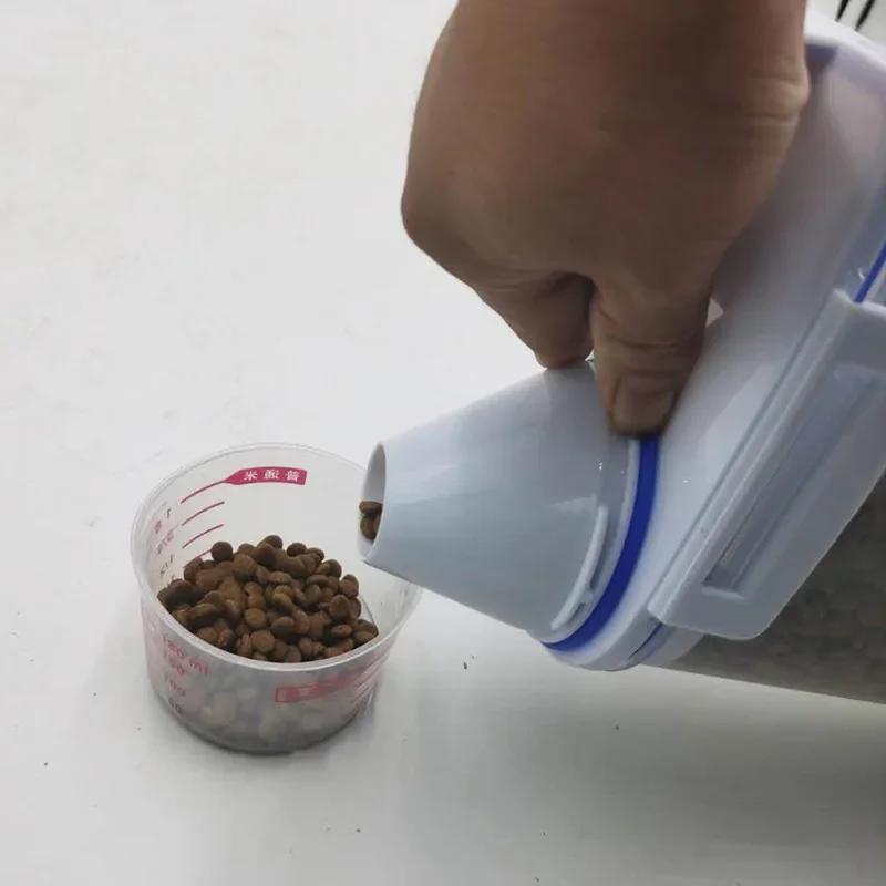 1.5kg/2kg Large Capacity Pet Food Storage Container - Airtight, Moisture-Proof, and Pest-Controlled Plastic Bucket with Measuring Cup, Handle, and Scoop Design for Easy Food Management and Freshness Preservation