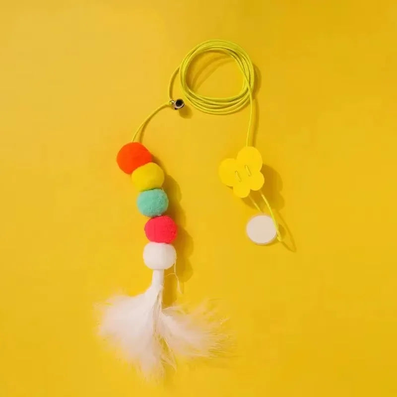 Juguete para gatos con forma de oruga y bola de plumas, juguete para mascotas, cuerda retráctil colgante con sonido.
