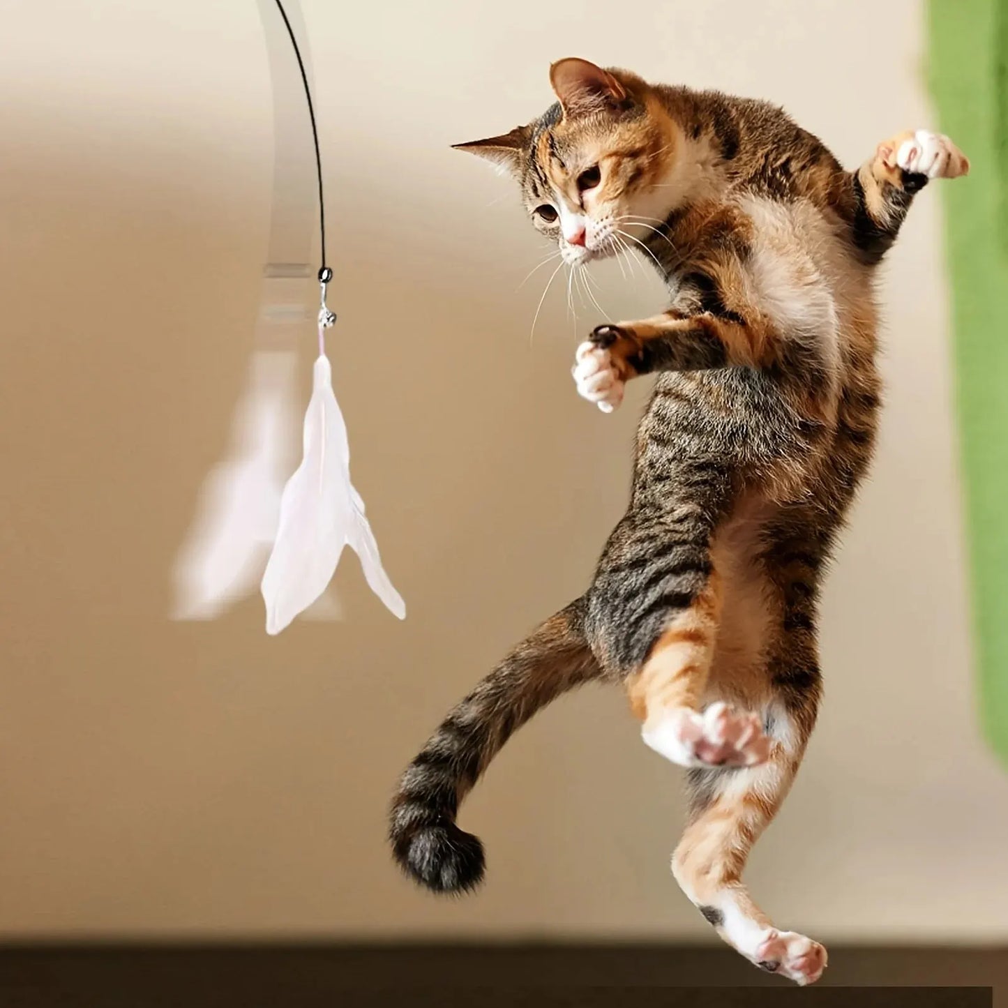 Juguete interactivo para gatos con campana y plumas, con ventosa larga para emocionantes aventuras de juego. El mejor juguete para gatos.