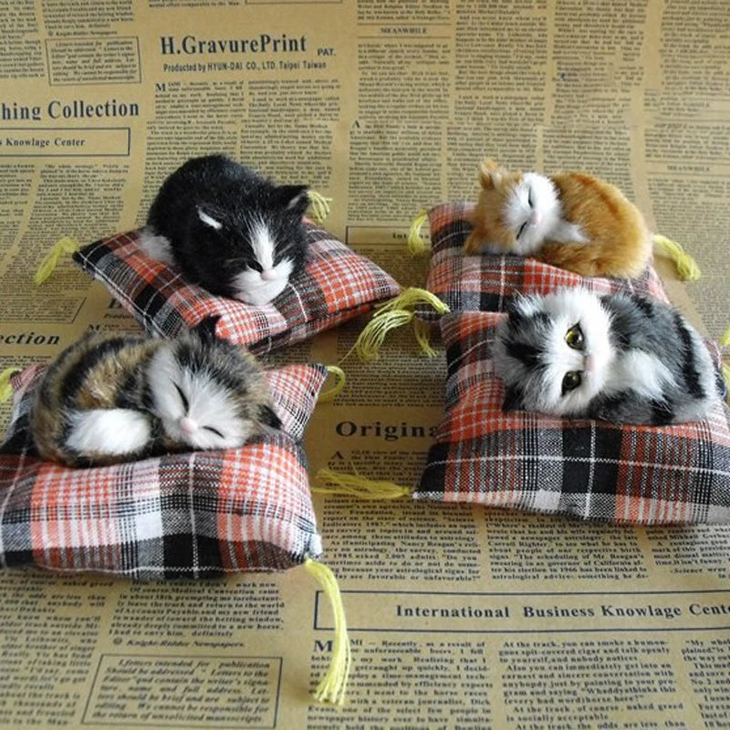 Mini gatos artificiales durmiendo sobre una almohadilla de tela, simulación de peluche, adornos de muñecas de gatos acostados, regalos para niños, decoración del hogar, manualidades.