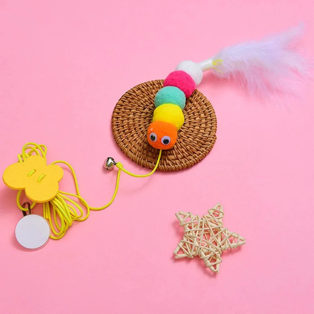 Juguete para gatos con forma de oruga y bola de plumas, juguete para mascotas, cuerda retráctil colgante con sonido.