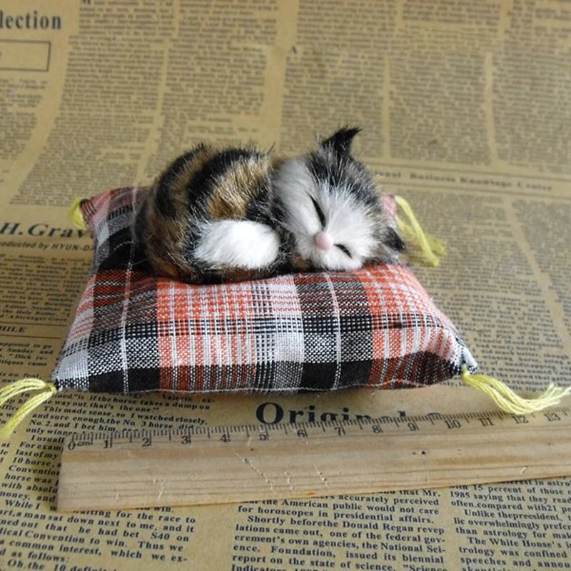 Mini gatos artificiales durmiendo sobre una almohadilla de tela, simulación de peluche, adornos de muñecas de gatos acostados, regalos para niños, decoración del hogar, manualidades.