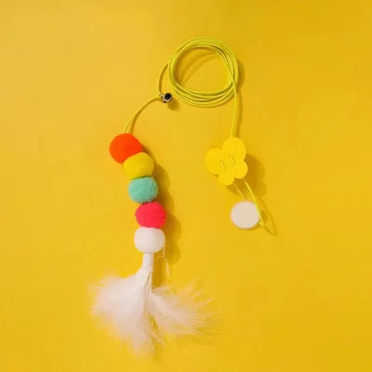 Juguete para gatos con forma de oruga y bola de plumas, juguete para mascotas, cuerda retráctil colgante con sonido.