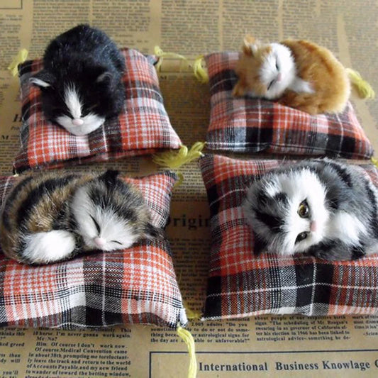 Mini gatos artificiales durmiendo sobre una almohadilla de tela, simulación de peluche, adornos de muñecas de gatos acostados, regalos para niños, decoración del hogar, manualidades.