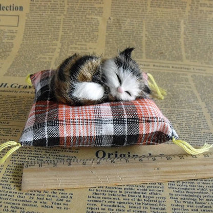 Mini gatos artificiales durmiendo sobre una almohadilla de tela, simulación de peluche, adornos de muñecas de gatos acostados, regalos para niños, decoración del hogar, manualidades.